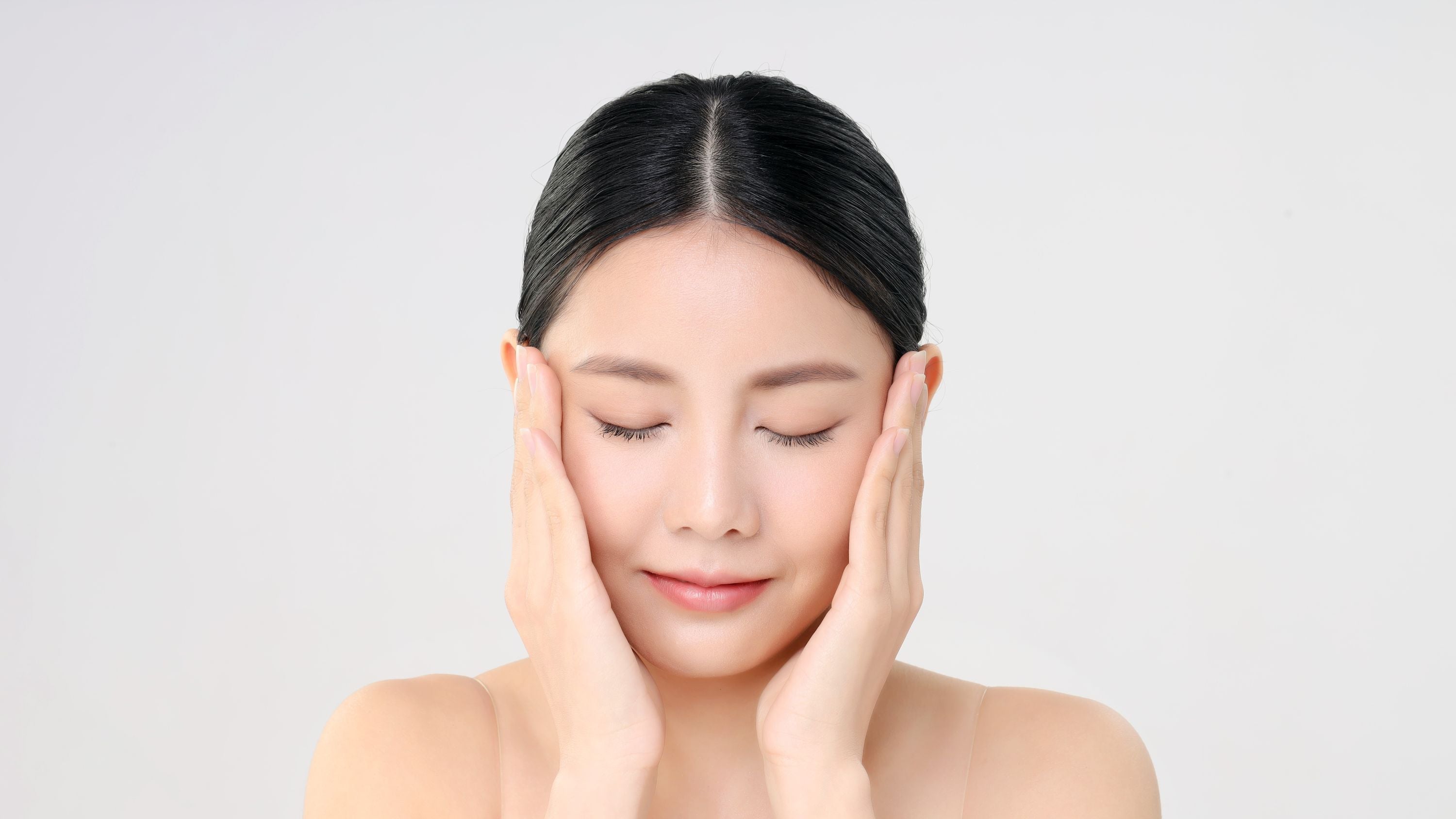 The Science Behind Hydration and Brightening with Hyaluronic Acid and Kojic Acid